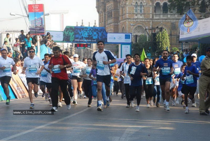 Bolly Celebs at Mumbai Marathon 2011 - 71 / 96 photos