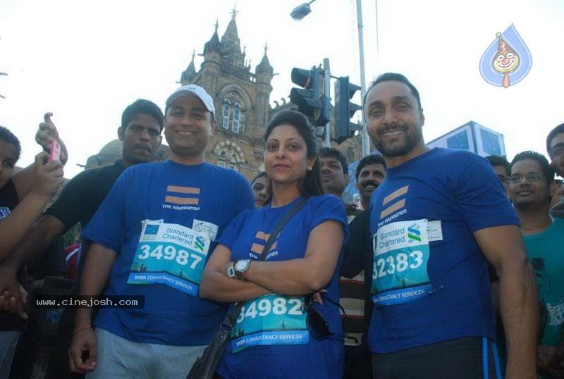 Bolly Celebs at Mumbai Marathon 2011 - 74 / 96 photos