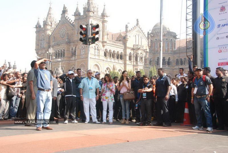 Bolly Celebs at Mumbai Marathon 2011 - 77 / 96 photos