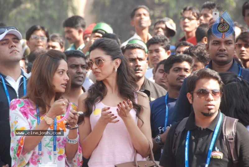 Bolly Celebs at Mumbai Marathon 2011 - 81 / 96 photos