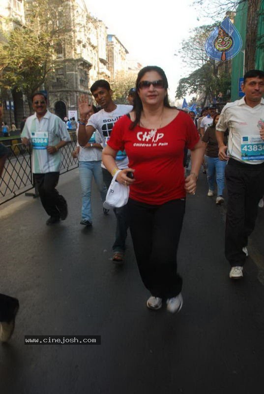 Bolly Celebs at Mumbai Marathon 2011 - 83 / 96 photos