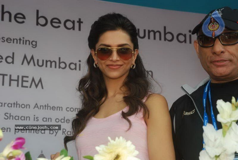 Bolly Celebs at Mumbai Marathon 2011 - 87 / 96 photos