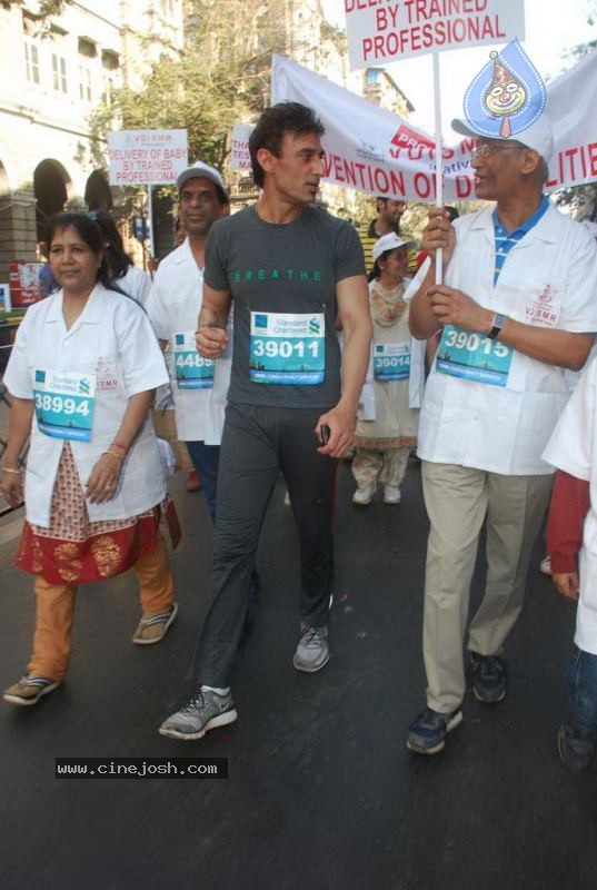 Bolly Celebs at Mumbai Marathon 2011 - 95 / 96 photos