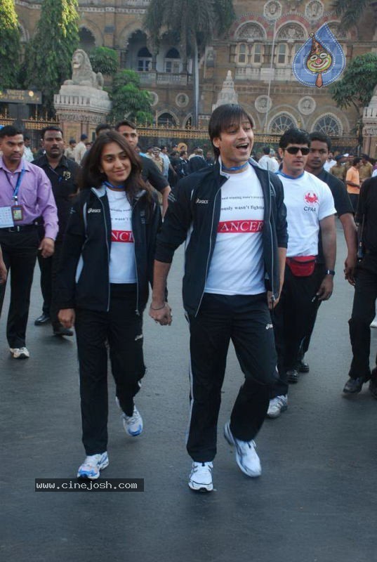 Bolly Celebs at Mumbai Marathon 2011 - 96 / 96 photos
