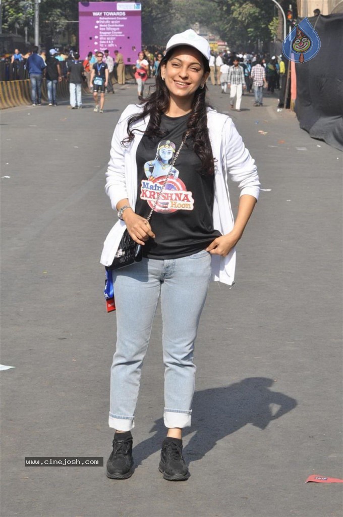 Bolly Celebs at Mumbai Marathon 2013 Event - 5 / 82 photos