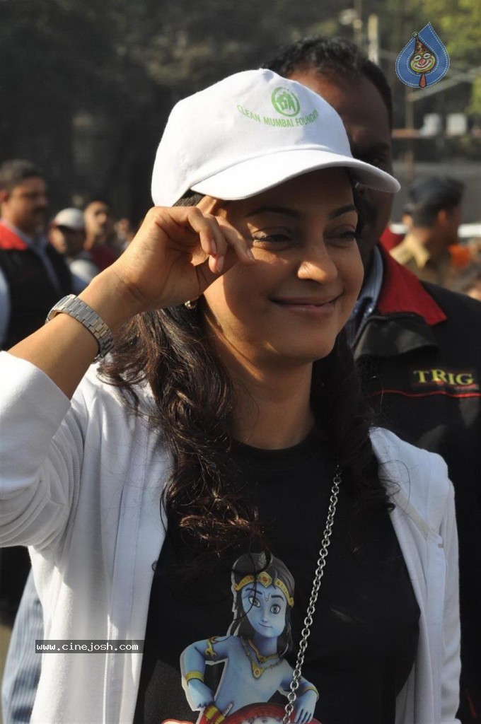 Bolly Celebs at Mumbai Marathon 2013 Event - 18 / 82 photos
