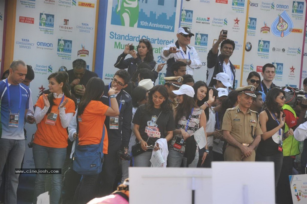Bolly Celebs at Mumbai Marathon 2013 Event - 28 / 82 photos