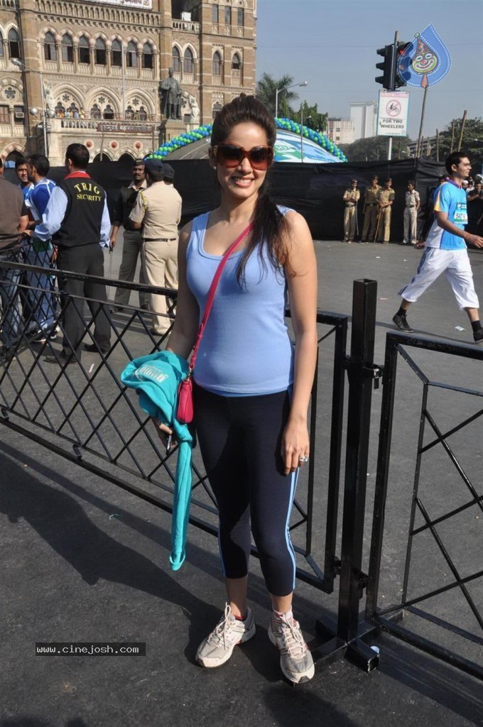 Bolly Celebs at Mumbai Marathon 2013 Event - 29 / 82 photos
