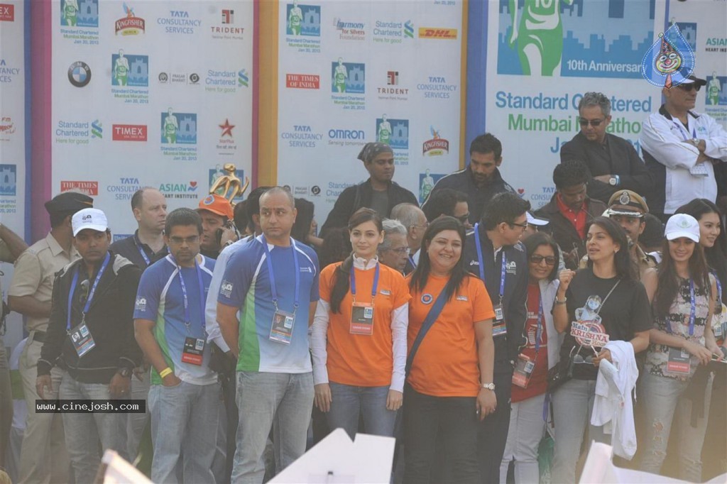 Bolly Celebs at Mumbai Marathon 2013 Event - 34 / 82 photos