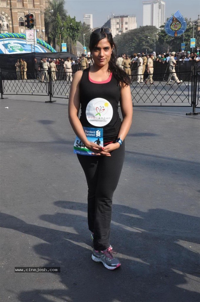Bolly Celebs at Mumbai Marathon 2013 Event - 40 / 82 photos