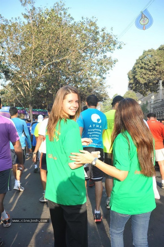 Bolly Celebs at Mumbai Marathon 2013 Event - 50 / 82 photos