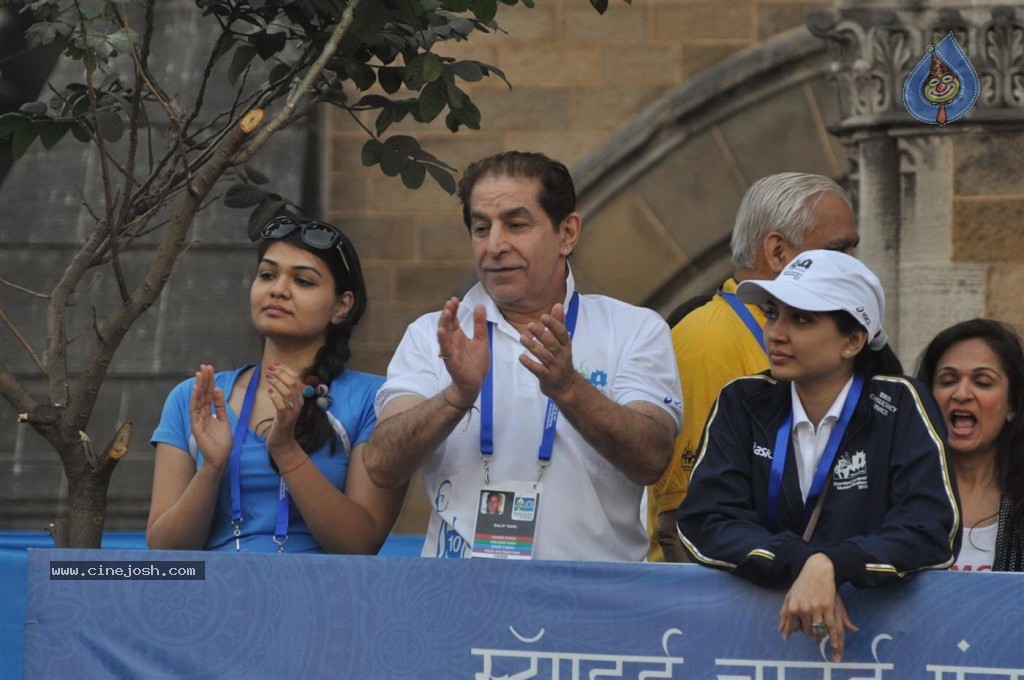 Bolly Celebs at Mumbai Marathon 2013 Event - 52 / 82 photos