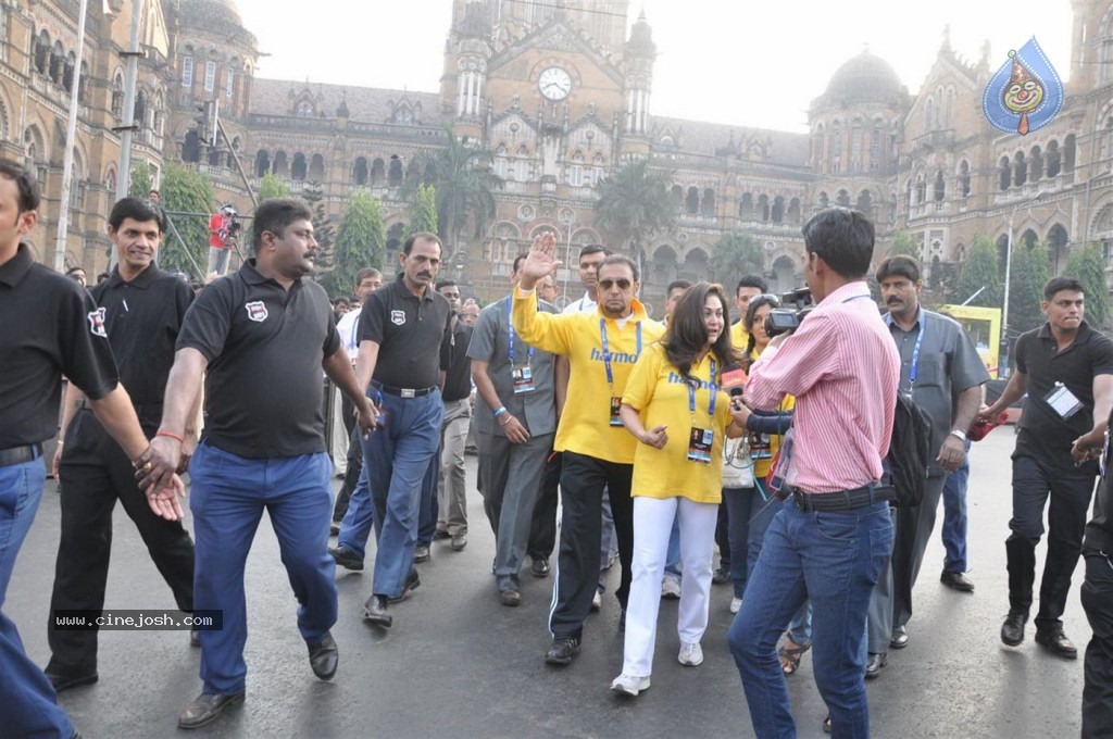 Bolly Celebs at Mumbai Marathon 2013 Event - 54 / 82 photos