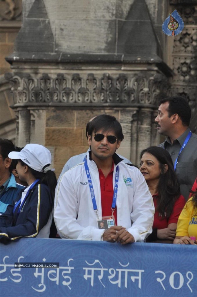 Bolly Celebs at Mumbai Marathon 2013 Event - 59 / 82 photos