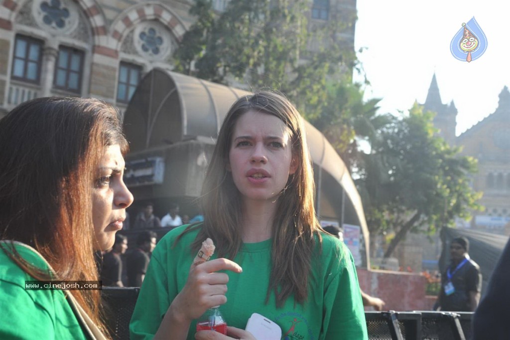 Bolly Celebs at Mumbai Marathon 2013 Event - 61 / 82 photos