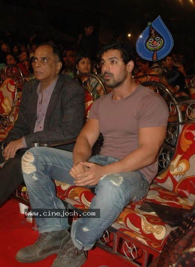 Bolly Celebs at Mumbai Police Show 2010 - 16 / 76 photos