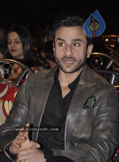 Bolly Celebs at Mumbai Police Show 2010 - 24 / 76 photos