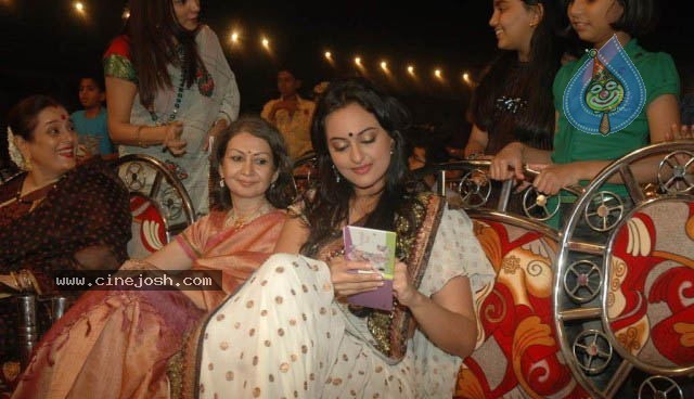 Bolly Celebs at Mumbai Police Show 2010 - 25 / 76 photos