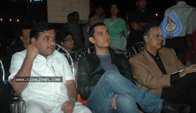 Bolly Celebs at Mumbai Police Show 2010 - 35 / 76 photos