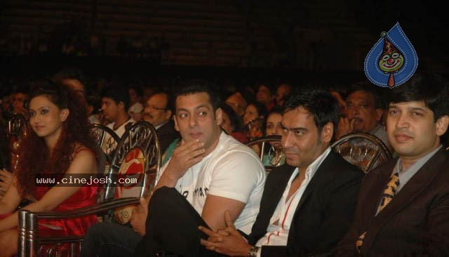 Bolly Celebs at Mumbai Police Show 2010 - 37 / 76 photos