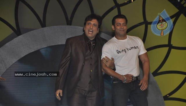 Bolly Celebs at Mumbai Police Show 2010 - 55 / 76 photos