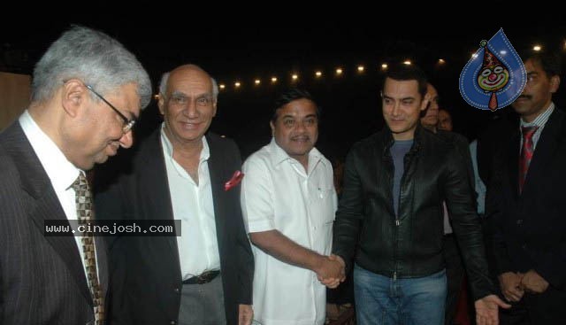 Bolly Celebs at Mumbai Police Show 2010 - 58 / 76 photos