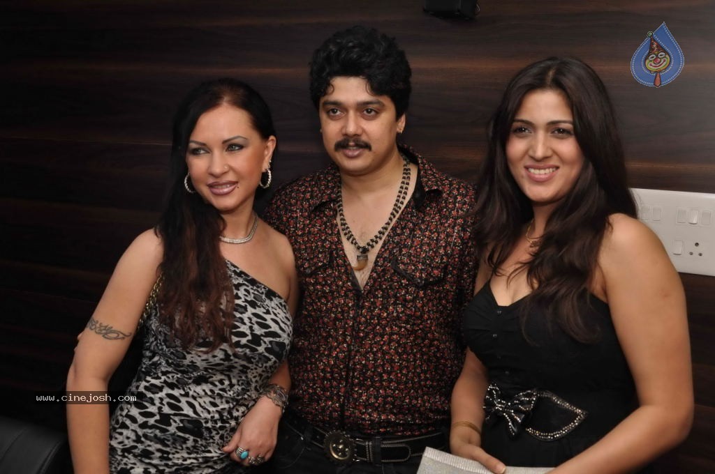 Bolly Celebs at Nadeem Lakdawala Party - 2 / 51 photos