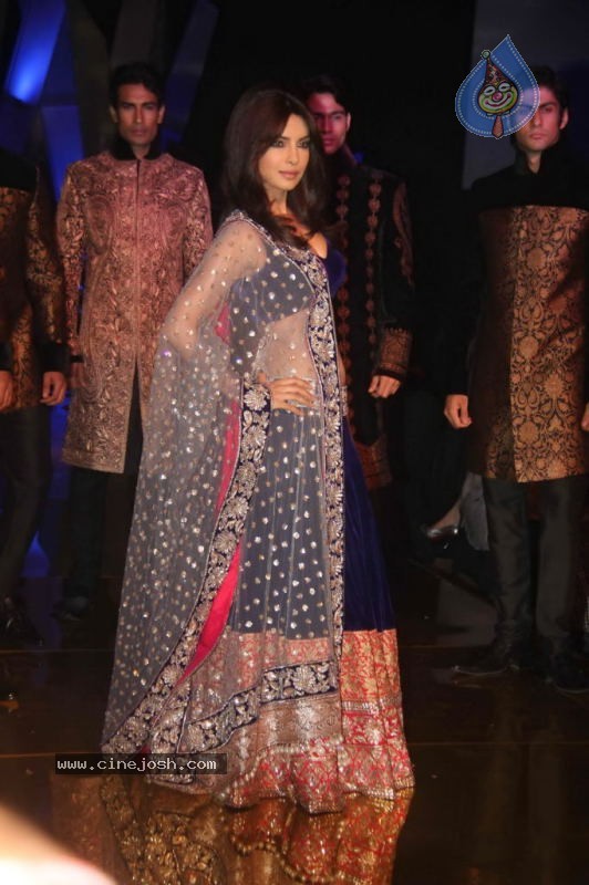 Bolly Celebs at People Magazine Best Dressed Awards 2011 - 2 / 58 photos