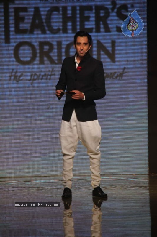 Bolly Celebs at People Magazine Best Dressed Awards 2011 - 5 / 58 photos