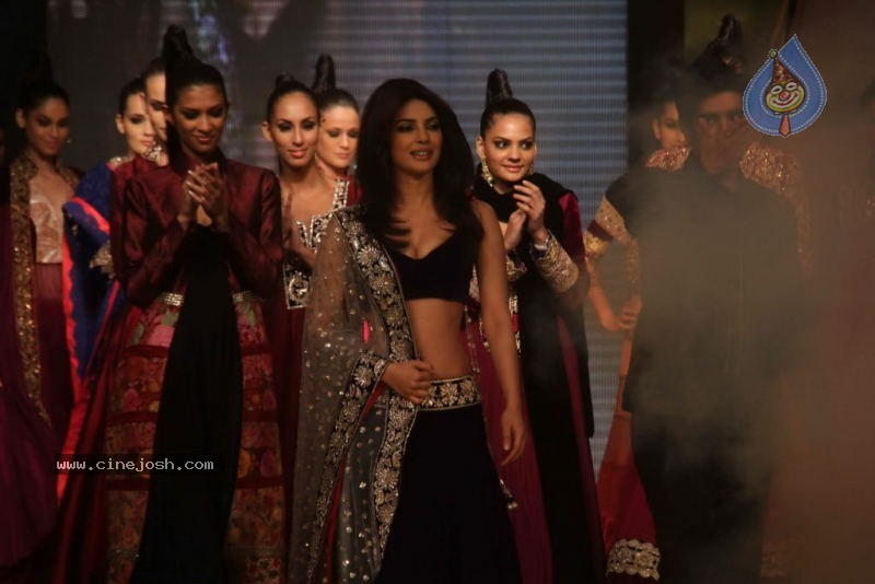 Bolly Celebs at People Magazine Best Dressed Awards 2011 - 8 / 58 photos