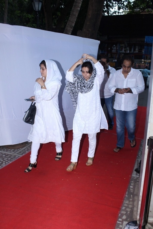 Bollywood Celebrities at Prayer Meeting of Ram Mukherjee - 24 / 74 photos