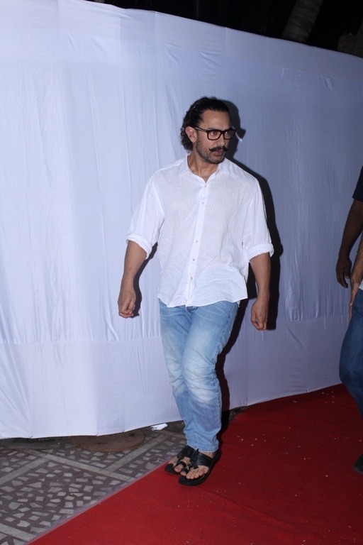 Bollywood Celebrities at Prayer Meeting of Ram Mukherjee - 32 / 74 photos