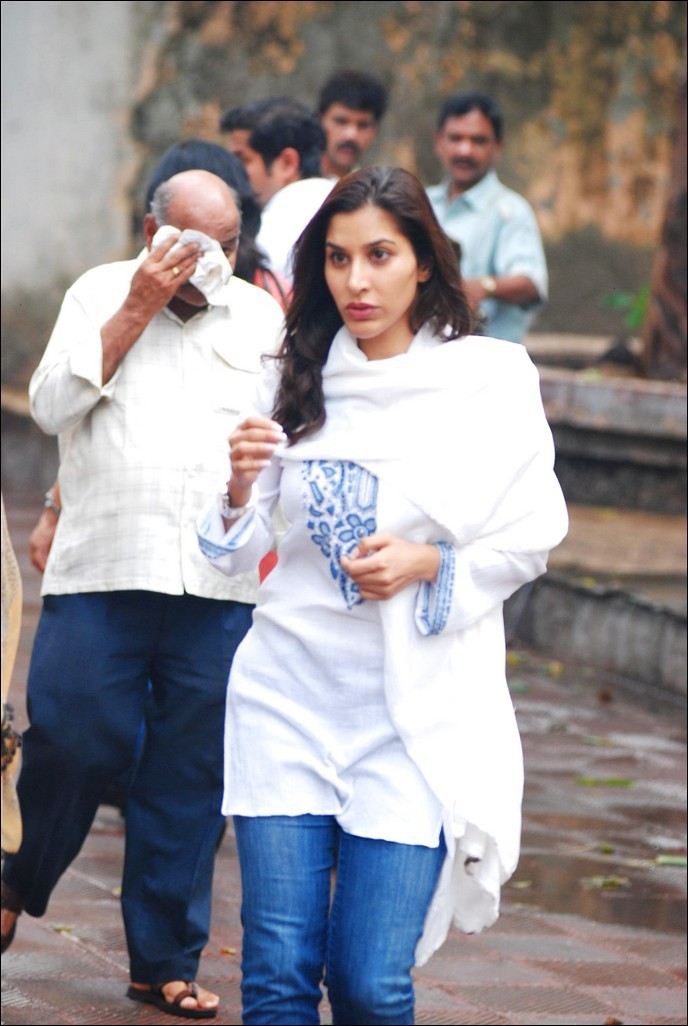 Bolly Celebs at Priyanka Chopra Father Funeral - 7 / 115 photos