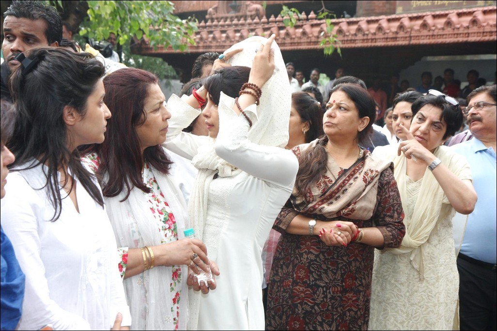 Bolly Celebs at Priyanka Chopra Father Funeral - 17 / 115 photos