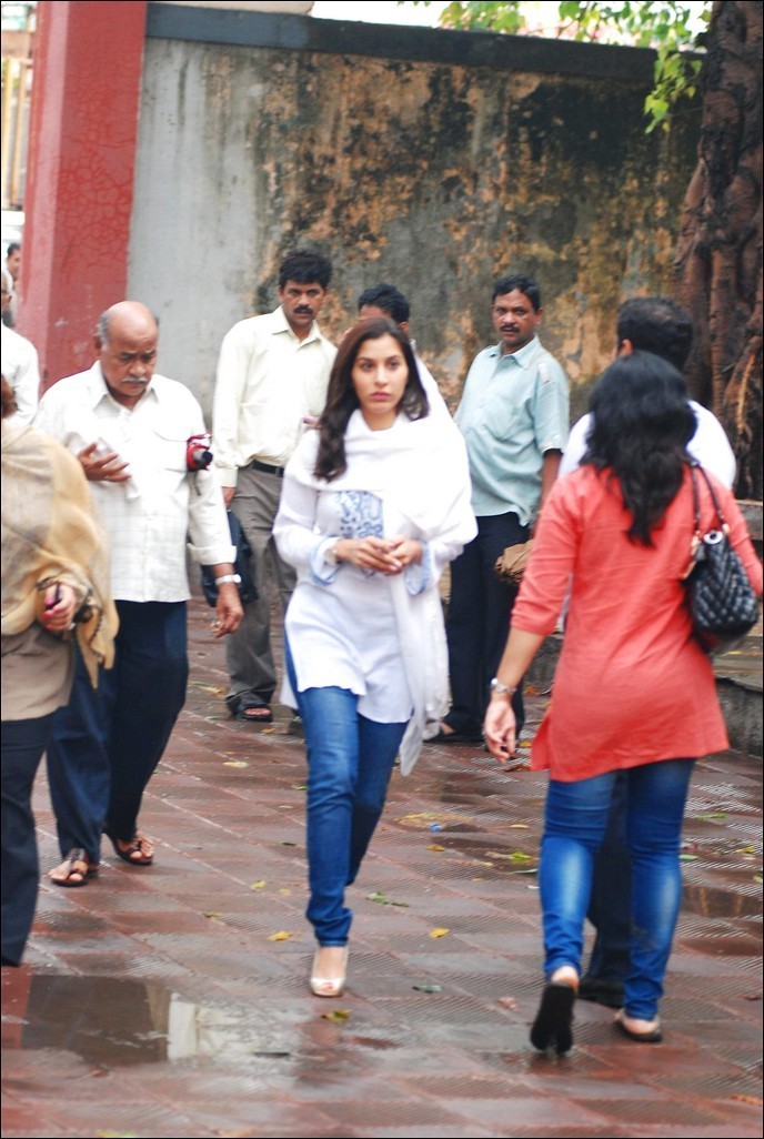 Bolly Celebs at Priyanka Chopra Father Funeral - 23 / 115 photos
