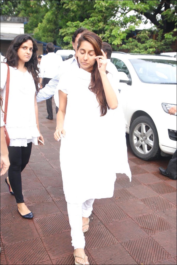 Bolly Celebs at Priyanka Chopra Father Funeral - 27 / 115 photos