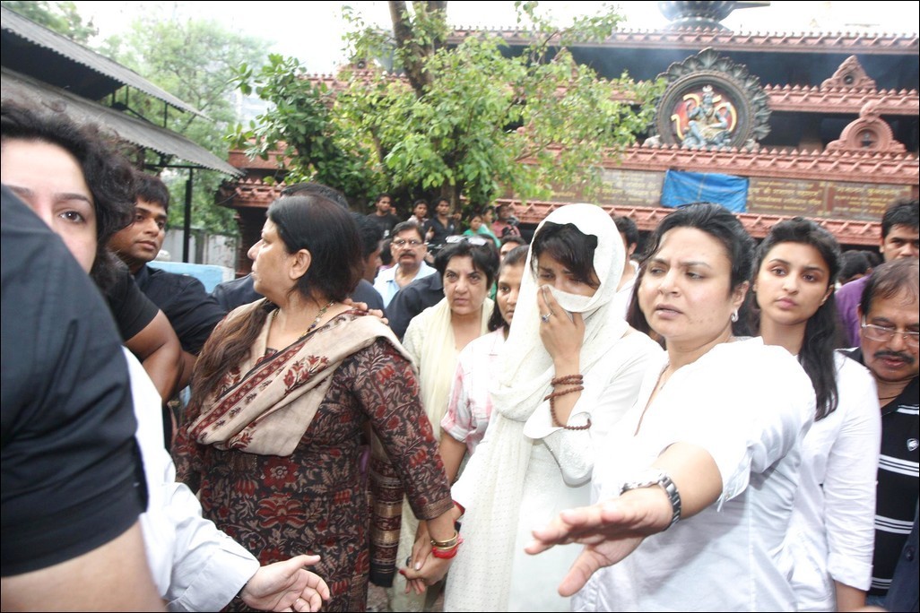 Bolly Celebs at Priyanka Chopra Father Funeral - 28 / 115 photos