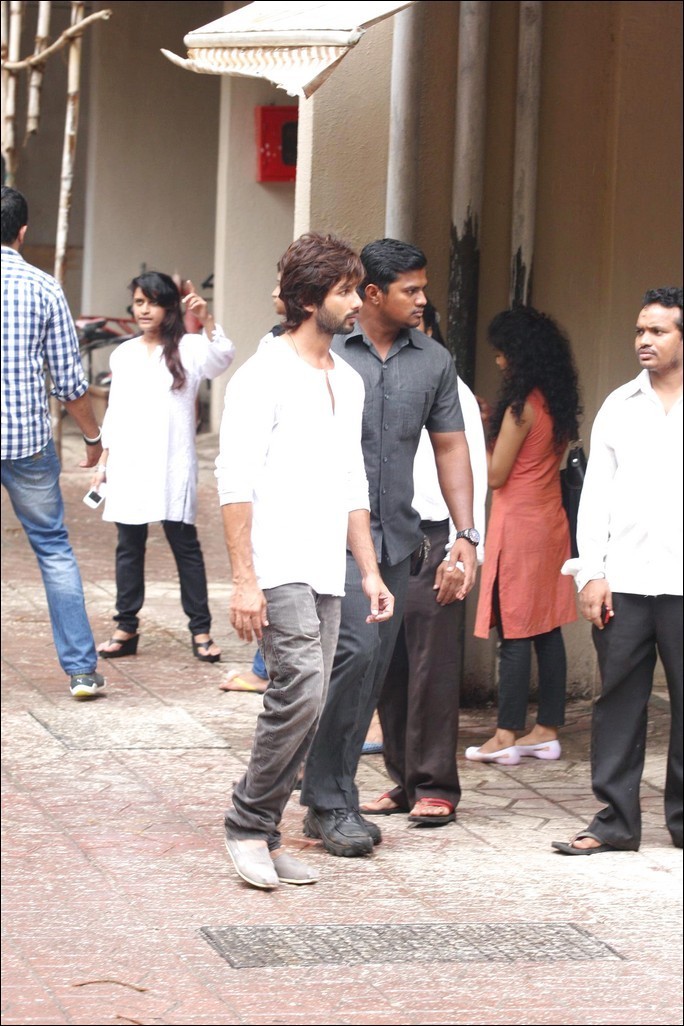 Bolly Celebs at Priyanka Chopra Father Funeral - 29 / 115 photos