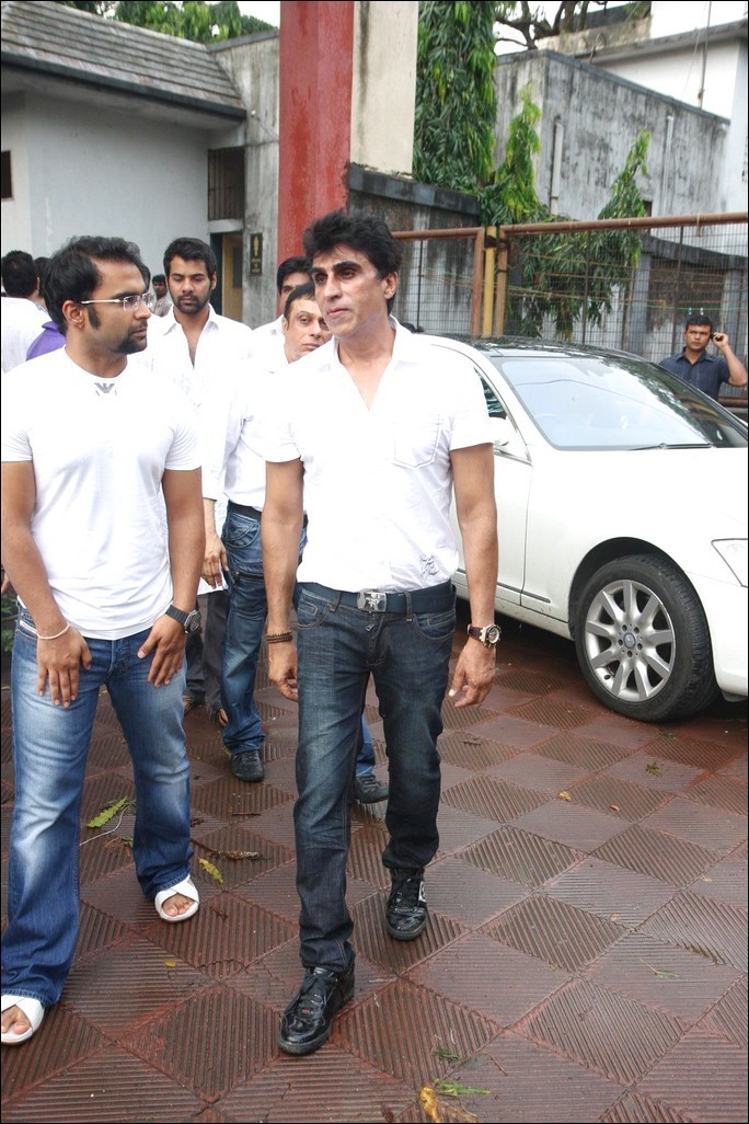 Bolly Celebs at Priyanka Chopra Father Funeral - 30 / 115 photos