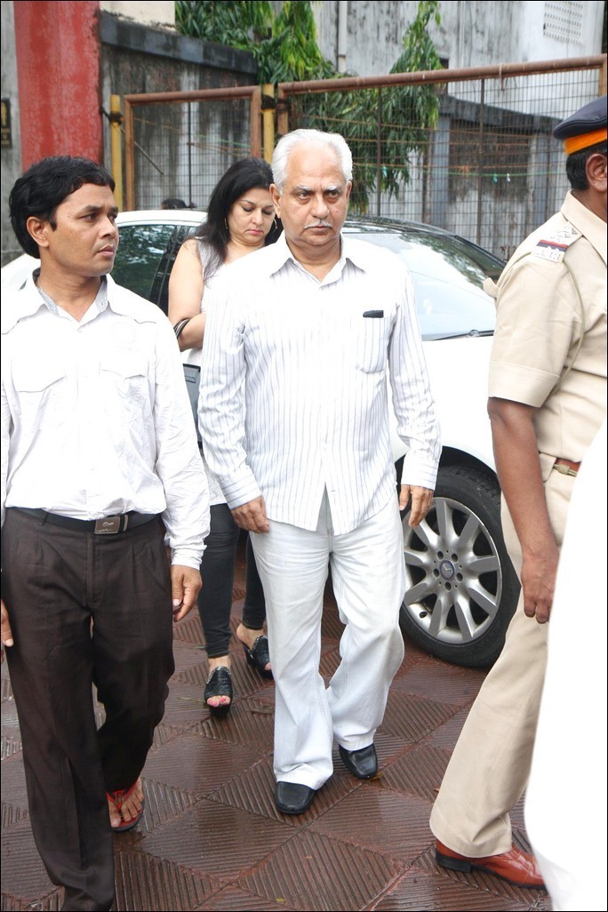 Bolly Celebs at Priyanka Chopra Father Funeral - 32 / 115 photos