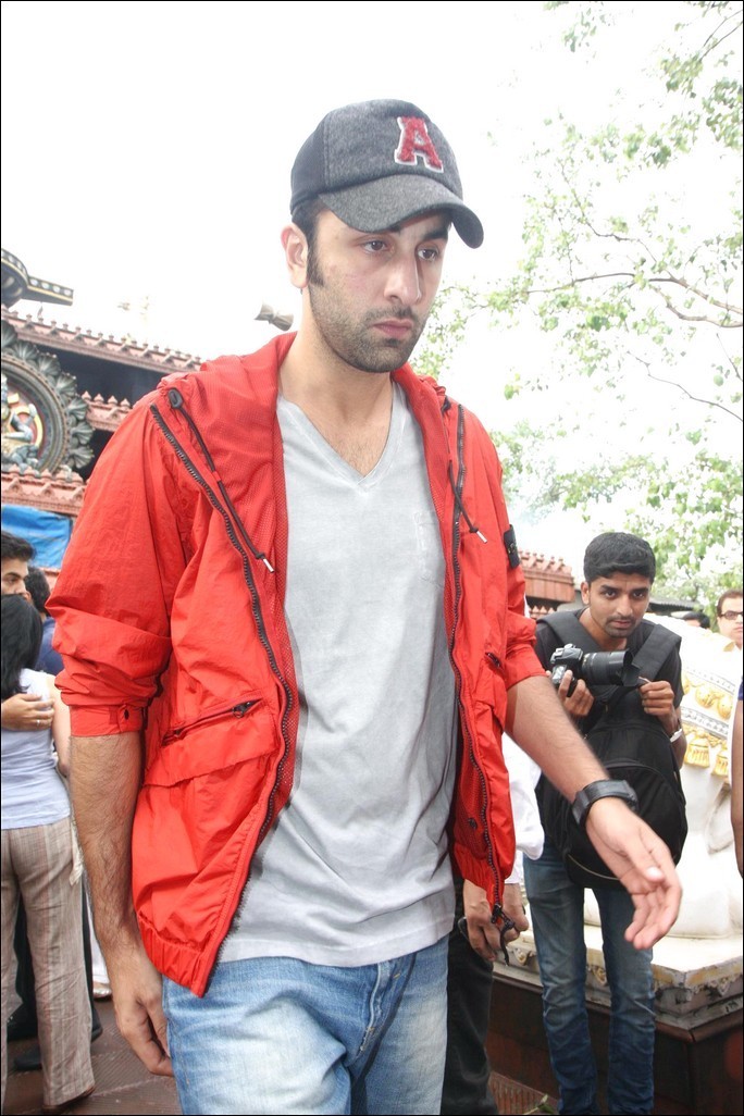 Bolly Celebs at Priyanka Chopra Father Funeral - 36 / 115 photos