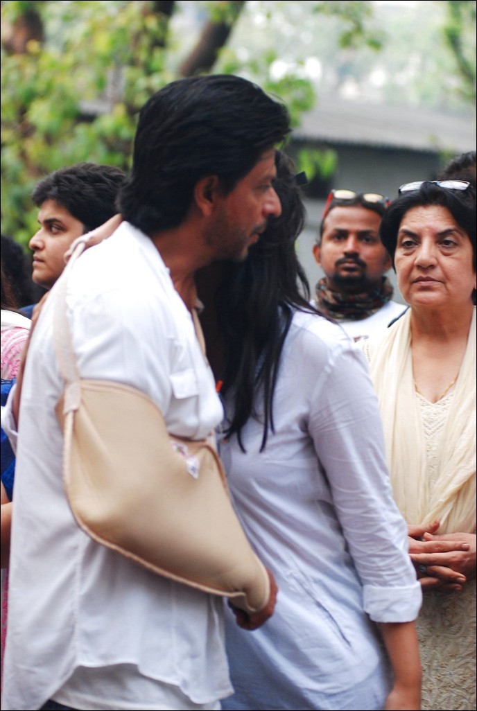 Bolly Celebs at Priyanka Chopra Father Funeral - 38 / 115 photos