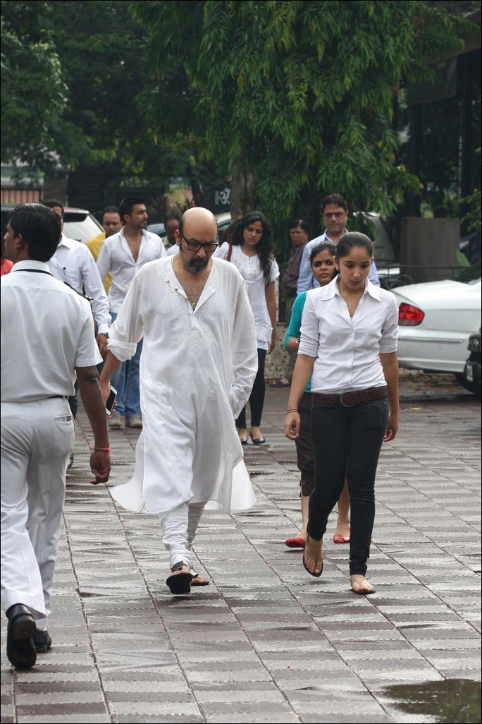 Bolly Celebs at Priyanka Chopra Father Funeral - 39 / 115 photos