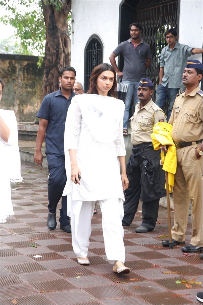 Bolly Celebs at Priyanka Chopra Father Funeral - 40 / 115 photos