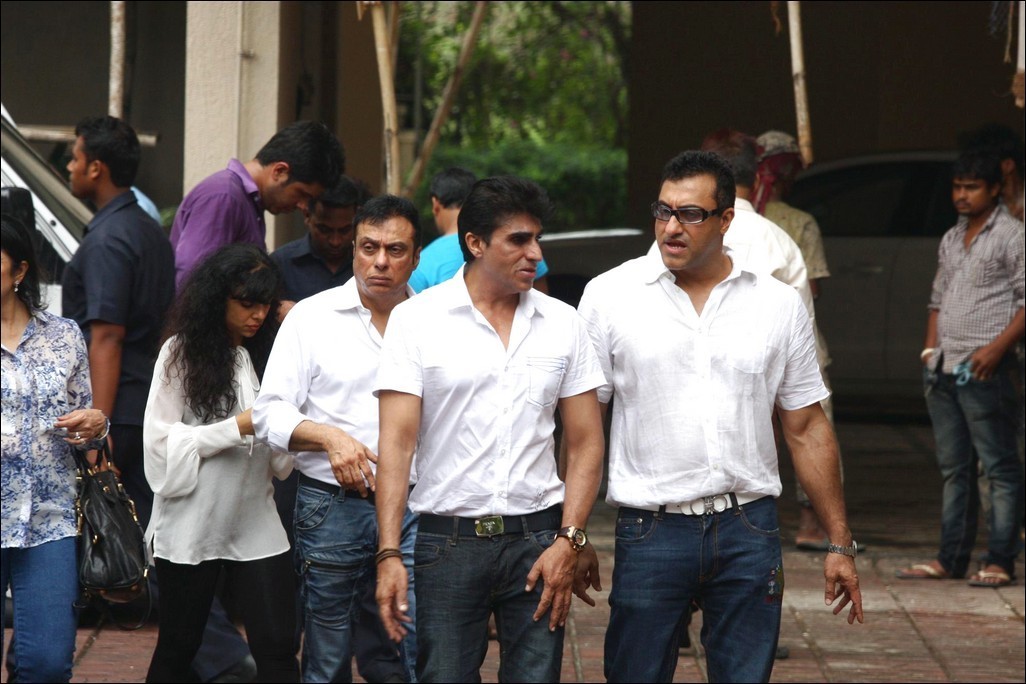Bolly Celebs at Priyanka Chopra Father Funeral - 41 / 115 photos