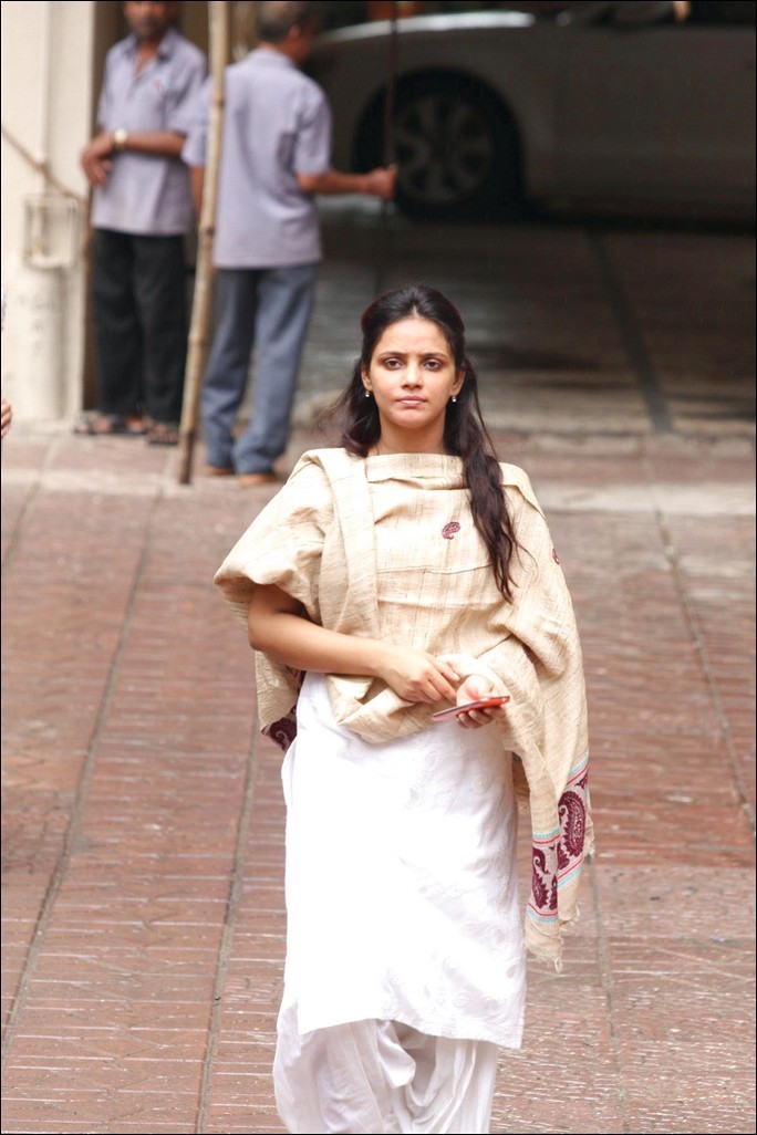 Bolly Celebs at Priyanka Chopra Father Funeral - 42 / 115 photos
