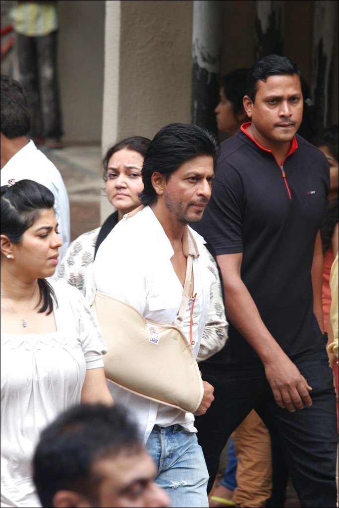 Bolly Celebs at Priyanka Chopra Father Funeral - 46 / 115 photos