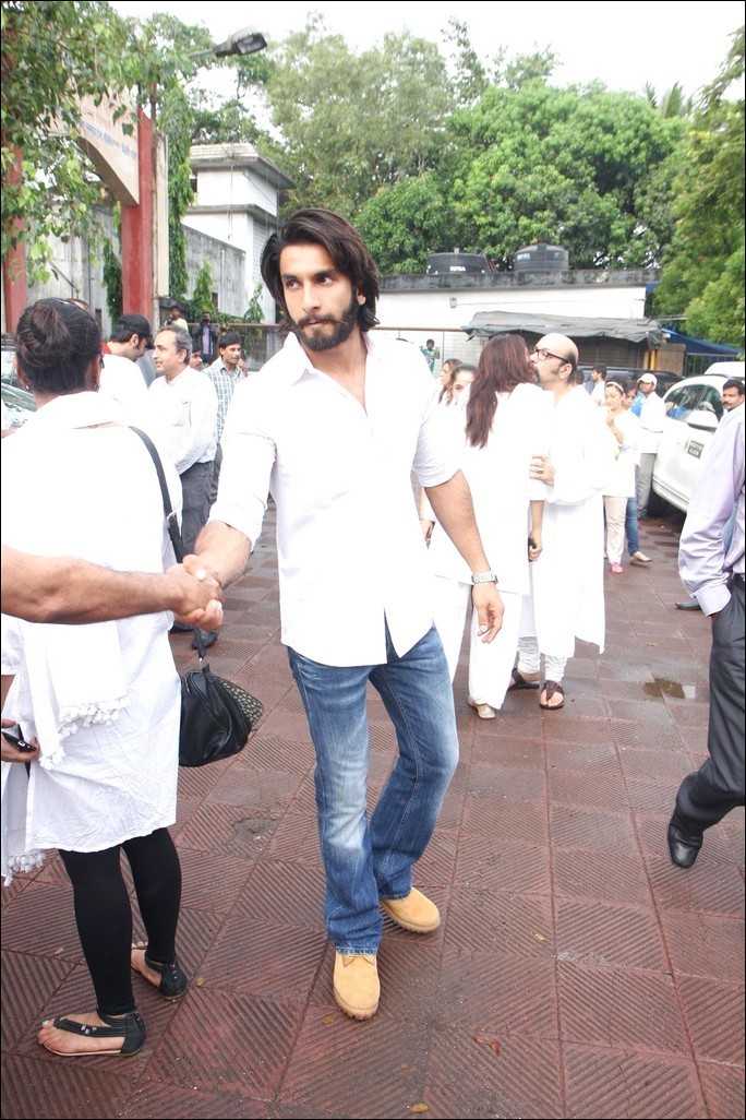 Bolly Celebs at Priyanka Chopra Father Funeral - 59 / 115 photos