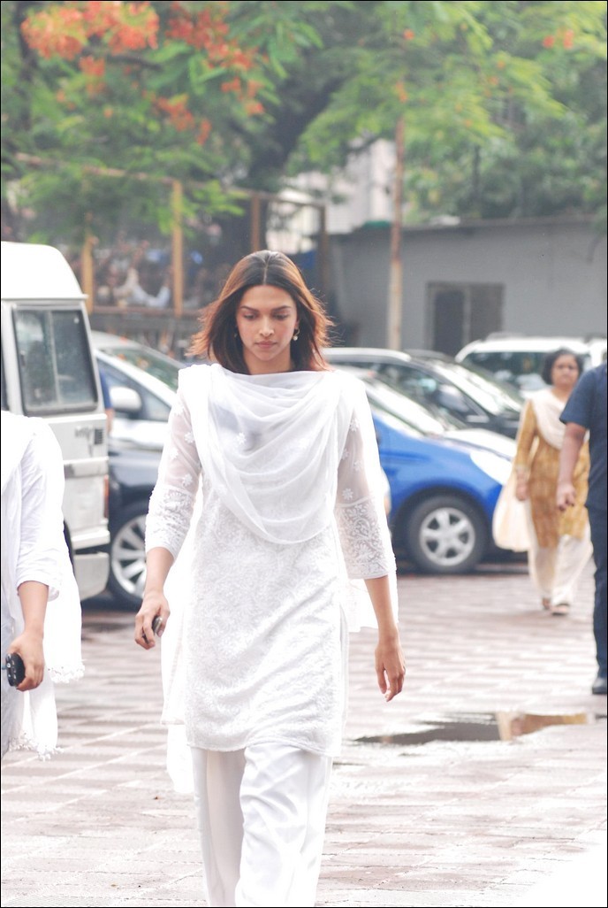 Bolly Celebs at Priyanka Chopra Father Funeral - 65 / 115 photos