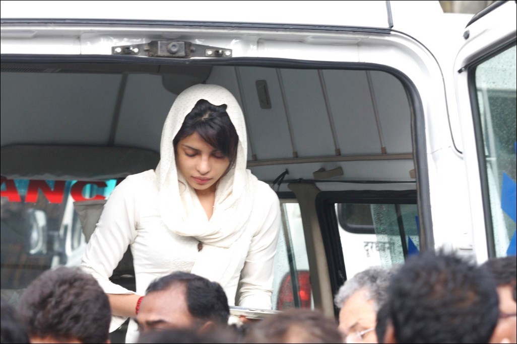 Bolly Celebs at Priyanka Chopra Father Funeral - 69 / 115 photos